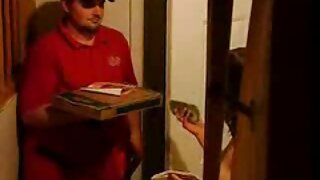 Išdykusi briunetė solo su dilde
