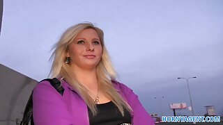 Didelė zylė šviesiaplaukė namuose viena mažylė spurda