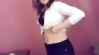 Graži brunetė daro pūtimą
