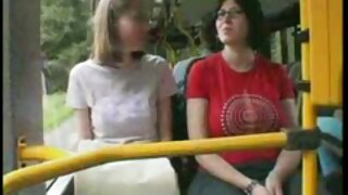 MILF su netikromis krūtimis užsiima analiniu seksu ir atlieka veido masažą