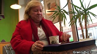 Karšta blondinė linksminasi su gaidžiu ir pakliuvom
