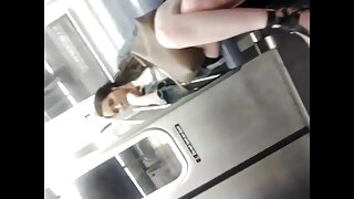 Taigi graži brunetė milf žmona daro velnišką rankų darbą, kai tėvai išeina, po velnių