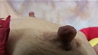 Aistringa kalytė atlieka gilų blowjob ir gauna cum į burną