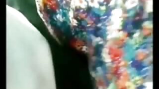 Draugas kietai kiša savo merginą ant lovos