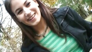 Brunetė naudojasi gaidžiu ir gauna cum ant jos veido