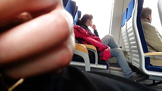 Šviesiaplaukė apskretėlė suteikia blowjob POV